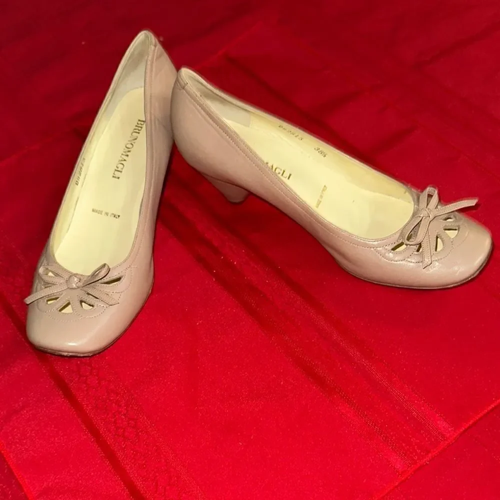 Bruno Magli Made in Italy Tan Mini Heel with Decorative Bow Size 38.5